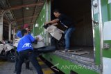 Pekerja menurunkan sepeda motor dari gerbong Kereta Api (KA) di stasiun KA Madiun, Jawa Timur, Jumat (23/6). Setiap hari selama masa angkutan lebaran ratusan sepeda motor yang diangkut secara gratis diturunkan dari kereta barang di Stasiun KA Madiun. Layanan angkutan sepeda motor gratis bagi para pemudik tersebut untuk mengurangi kepadatan arus lalu lintas jalur mudik serta menekan angka kecelakaan. Antara Jatim/Siswowidodo/zk/17