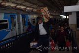 Sejumlah pemudik dari Jakarta menggunakan Kereta Api (KA) Mantab turun di Stasiun KA Madiun, Jawa Timur, Sabtu (24/6). Pihak PT KAI Daerah Operasi 7 Madiun memperkirakan H-1 lebaran yang bertepatan pada Sabtu (24/6) merupakan puncak arus mudik lebaran 2017. Antara Jatim/Siswowidodo/zk/17