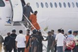 Petugas menjaga ketat narapidana Lapas Kerobokan, Sayed Mohammed Said asal India dan Dimitar Nikolov Iliev asal Bulgaria saat tiba dengan pesawat terbang di Bandara Internasional I Gusti Ngurah Rai, Bali, Sabtu (24/6). Kedua narapidana Lapas Kerobokan yang melarikan diri dengan cara menggali terowongan tersebut berhasil ditangkap di Kota Dili, Timor Leste. ANTARA FOTO/Fikri Yusuf/wdy/17