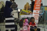 Sejumlah calon penumpang memadati loket check in di Bandara Internasional Juanda Sidoarjo, Jawa Timur, Sabtu (24/6). Berdasarkan data PT Angkasa Pura 1 Surabaya, jumlah penumpang pada puncak arus mudik melalui bandara Juanda mencapai lebih dari 73 ribu orang, atau lebih tinggi dari periode sama tahun 2016 sebesar 67 ribu orang. Antara Jatim/Umarul Faruq/zk/17