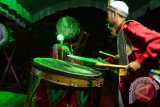 Salah satu peserta beraksi dinamis dan harmoni memukul bedug pada ajang grand final festival bedug di Taman Cahaya Bumi Selamat (CBS),Sabtu (24/06). Grand Final festival bedug diikuti Grup Al - Muztahid, Ar Raudhoh, At Atqiya, Al Banjari, Islahul Ummah dan Al Munir.(Foto Antaranews Kalsel/mc-Banjar/f)