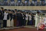 Presiden Joko Widodo (kelima kiri) bersama Wakil Presiden Jusuf Kalla (keenam kiri) melaksanakan Salat Idul Fitri 1438 Hijriah di Masjid Istiqlal, Jakarta, Minggu (25/6). ANTARA FOTO/Puspa Perwitasari/wdy/17