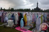 Umat Muslim melaksanakan Salat Id di Lapangan Puputan Margarana, Denpasar, Minggu (25/6). Panitia Hari Besar Islam (PHBI) Kota Denpasar menyiapkan sekitar 25 lokasi tempat pelaksaan Salat Idul Fitri 1438 Hijriah termasuk lapangan umum dan tempat terbuka. ANTARA FOTO/Wira Suryantala/wdy/17.