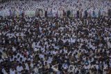 Umat muslim melaksanakan Salat Idul Fitri di Kawasan Tugu Pahlawan, Surabaya, Jawa Timur, Minggu (25/6). Sebagian besar umat muslim merayakan Idul Fitri 1438 H pada Minggu (25/6) berdasarkan ketetapan pemerintah tentang 1 Syawal melalui sidang Isbat. Antara Jatim/Moch Asim/zk/17