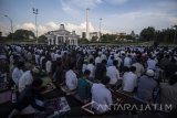 Umat muslim melaksanakan Salat Idul Fitri di Kawasan Tugu Pahlawan, Surabaya, Jawa Timur, Minggu (25/6). Sebagian besar umat muslim merayakan Idul Fitri 1438 H pada Minggu (25/6) berdasarkan ketetapan pemerintah tentang 1 Syawal melalui sidang Isbat. Antara Jatim/Moch Asim/zk/17