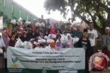 Dhuafa dan anak yatim menerima santunan dari Kementerian Sosial
bekerja sama Yayasan At-Tawassuth di Ponpes Al-Fatah, Desa Pagelaran,
dan Ponpes Ar-Ruhama, Kelurahan Padasuka, Kecamatan Ciomas, Kabupaten
Bogor pada rangkaian kegiatan Pesantren Kilat Ramadhan 2017.
(ANTARA FOTO/dok/17)