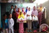 Dhuafa dan anak yatim menerima santunan dari Kementerian Sosial
bekerja sama Yayasan At-Tawassuth di Kampung Sawah, Desa Bojong,
Kecamatan Kemang, Kabupaten Bogor pada rangkaian kegiatan Pesantren Kilat Ramadhan 2017.(ANTARA FOTO/dok/17)