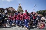 Abdi dalem Keraton Yogyakarta membawa gunungan saat acara tradisi Grebeg Syawal 1438 di Masjid Gede Kauman, Yogyakarta, Senin (26/6). Tujuh buah gunungan diperebutkan oleh masyarakat dalam tradisi yang digelar oleh Keraton Yogyakarta sebagai bentuk syukur Keraton Yogyakarta atas segala rejeki dan keselamatan dari Tuhan. ANTARA FOTO/Andreas Fitri Atmoko/wdy/17.