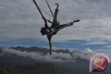 Pengunjung menikmati permainan ayunan di Puncak Bukit Cekong, Enrekang, Sulawesi Selatan, Senin (26/6). Permainan tersebut merupakan salah satu wahana untuk menikmati keindahan panorama alam dari ketinggian Bukit Cekong. ANTARA FOTO/Zabur Karuru/wdy/17.