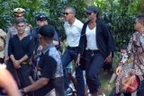 Mantan Presiden Amerika Serikat, Barack Obama (ketiga kanan) berkunjung ke Pura Tirta Empul Gianyar, Bali, Selasa (27/6). Mantan orang nomor satu di Amerika tersebut akan menghabiskan liburan hingga 28 Juni 2017 dan melanjutkan liburan ke Yogyakarta. ANTARA FOTO/Wira Suryantala/wdy/17.