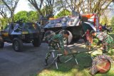 Personel TNI dan kendaraan tempur disiapkan untuk menjaga keamanan kunjungan mantan Presiden Amerika Serikat, Barack Obama ke candi Borobudur di kawasan Taman Wisata Candi Borobudur, Magelang, Jawa Tengah, Rabu (28/6). Barack Obama beserta keluarganya direncanakan mengunjungi Candi Prambanan di Yogyakarta dan Candi Borobudur di Magelang. ANTARA FOTO/Anis Efizudin/wdy/17.