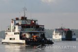 Kapal feri dengan membawa penumpang melintas di Selat Madura, Surabaya, Jawa Timur, Rabu (28/6). Penyeberangan kapal feri di penyeberangan Ujung-Kamal tersebut tidak lagi mengalami kepadatan pada musim mudik karena sudah tersedianya jalur alternatif murah ke Pulau Madura yaitu jembatan Suramadu. Antara Jatim/Didik Suhartono/zk/17