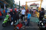 Penumpang kapal turun dari kapal feri Jokotole di dermaga penyeberangan Ujung-Kamal, Surabaya, Jawa Timur, Rabu (28/6). Penyeberangan kapal feri di penyeberangan Ujung-Kamal tersebut tidak lagi mengalami kepadatan pada musim mudik karena sudah tersedianya jalur alternatif murah ke Pulau Madura yaitu jembatan Suramadu. Antara jatim/Didik Suhartono/zk/17