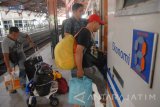 Sejumlah penumpang antre untuk naik ke kereta api Gumarang jurusan Surabaya-Semarang pada H+4 lebaran di Stasiun Pasar Turi Surabaya, Jawa Timur, Kamis (29/6). Puncak arus balik kereta api diperkirakan pada 2 Juli mendatang. Antara Jatim/M Risyal Hidayat/zk/17