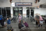 Sejumlah penumpang antre untuk naik ke kereta api Gumarang jurusan Surabaya-Semarang pada H+4 lebaran di Stasiun Pasar Turi Surabaya, Jawa Timur, Kamis (29/6). Puncak arus balik kereta api diperkirakan pada 2 Juli mendatang. Antara Jatim/M Risyal Hidayat/zk/17
