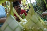 Sejumlah warga menyelesaikan pembuatan ketupat (kupat) di Kampung Lawas Maspati, Surabaya, Jawa Timur, Kamis (29/6). Tradisi Lebaran Ketupat tersebut digelar pada saat hari raya ketupat atau seminggu setelah Hari Raya Idul Fitri 1438 Hijriyah. Antara Jatim/M Risyal Hidayat/zk/17