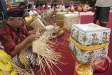 Sejumlah perajin membuat wadah sejenis bakul dalam lomba kerajinan anyaman bambu di arena Pesta Kesenian Bali ke-39, Taman Budaya Denpasar, Kamis (29/6). Kegiatan itu merupakan salah satu dari 12 jenis lomba bidang seni sebagai ajang kreativitas para perajin untuk memajukan usaha mikro kecil menengah. ANTARA FOTO/Nyoman Budhiana/wdy/17.