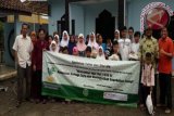 Dhuafa dan anak yatim menerima santunan dari Kementerian Sosial
bekerja sama Yayasan At-Tawassuth di Masjid Al-Khoslan, Desa Laladon,
Kecamatan Ciomas, Kabupaten Bogor, pada rangkaian kegiatan Pesantren
Kilat Ramadhan 2017.(ANTARA FOTO/dok/17)