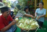 Sejumlah warga menyelesaikan pembuatan ketupat (kupat) di Kampung Lawas Maspati, Surabaya, Jawa Timur, Kamis (29/6). Tradisi Lebaran Ketupat tersebut digelar pada saat hari raya ketupat atau seminggu setelah Hari Raya Idul Fitri 1438 Hijriyah. Antara jatim/M Risyal Hidayat/zk/17