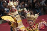 Dua seniman menampilkan Tari Legong Keraton dalam pementasan tari Bali klasik di Pesta Kesenian Bali ke-39, Taman Budaya Denpasar, Kamis (29/6). Tari bercerita tersebut merupakan salah satu dari sembilan tari Bali yang diakui UNESCO sebagai warisan budaya tak benda. ANTARA FOTO/Nyoman Budhiana/wdy/17.