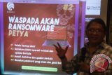 Menteri Komunikasi dan Informasi Rudiantara memberikan penjelasan mengenai antispasi dan langkah preventif terhadap serangan Malware Ransomware PETYA di Jakarta, Jumat (30/6). Pemerintah meminta masyakarat untuk mengantisipasi serangan ransomware tersebut dengan rajin membackup data, menggunakan password yang aman dan diganti secara berkala serta menggunakan sistem operasi dan anti virus berlisensi asli yang diupdate secara rutin. ANTARA FOTO/Akbar Nugroho Gumay/wdy/17.