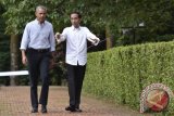 Presiden Joko WIdodo (kanan) bersama Presiden ke-44 Amerika Serikat Barack Obama (kiri) berjalan menuju Cafe Grand Garden Kebun Raya Bogor, Jawa Barat, Jumat (30/6). Barack Obama memenuhi undangan Presiden Joko Widodo ke Istana Bogor disela liburannya bersama keluarga di Indonesia sejak 23 Juni lalu. ANTARA FOTO/Puspa Perwitasari/wdy/17.