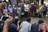 Presiden Joko Widodo (tengah) berbincang dengan warga disela-sela menyaksikan pembagian paket sembako kepada warga di kawasan Tebet Barat, Jakarta, Kamis (22/6). Presiden mendatangi tiga lokasi yaitu Tebet Barat, Tambora dan Duri Kepa untuk membagikan paket sembako kepada warga. ANTARA FOTO/Puspa Perwitasari/wdy/17.
