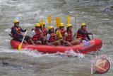 Mantan Presiden Amerika Serikat, Barack Obama (kedua kiri) bersama keluarga bermain arung jeram di Desa Bongkasa, Kabupaten Badung, Bali, Senin (26/6). Mantan orang nomor satu di Amerika Serikat tersebut berlibur di Pulau Dewata hingga 28 Juni 2018 dengan mengunjungi sejumlah tempat wisata unik dan unggulan di Bali. ANTARA FOTO/Wira Suryantala/wdy/17.