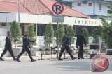 Personel Brimob berjaga di sekitar jalan Falatehan tempat terjadinya penusukan dua anggota Brimob Polri, Mabes Polri, Jakarta, Sabtu (1/7). Terkait dengan peristiwa teror tersebut, Polri akan memperketat sistem pengamanan diantara polisi dengan sistem 'Buddy', yang artinya setiap menjalankan tugas polisi tidak sendirian. ANTARA FOTO/Reno Esnir/wdy/17.