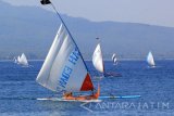 Sejumlah perahu layar beradu kecepatan saat perlombaan antara nelayan di Selat Bali, Banyuwangi, Jawa Timur, Minggu (2/7). Perlombaan yang diselenggarakan oleh kelompok nelayan diperairan Selat Bali tersebut, sebagai ajang silaturahmi antar nelayan di Bali dan di Banyuwangi. Antara Jatim/Budi Candra Setya/zk/17.