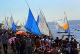 Sejumlah perahu bersiap memulai perlombaan perahu layar antara nelayan di Selat Bali, Banyuwangi, Jawa Timur, Minggu (2/7). Perlombaan yang diselenggarakan oleh kelompok nelayan diperairan Selat Bali tersebut, sebagai ajang silaturahmi antar nelayan di Bali dan di Banyuwangi. Antara Jatim/Budi Candra Setya/zk/17.