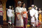 Sejumlah remaja menampilkan busana adat Bali pada Pesta Kesenian Bali 2017 di Taman Budaya Denpasar, Minggu (2/7). Peragaan busana yang diikuti para remaja dari seluruh kabupaten/kota di Bali itu untuk mempertahankan budaya Bali ditengah gempuran budaya luar dan modern. ANTARA FOTO/Wira Suryantala/wdy/17.