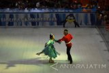 Dua orang seniman berseluncur di atas hamparan es ketika menampilkan drama musikal 'Icetraction' di Wahana Ice Skating Grand City Surabaya, Jawa Timur, Minggu (2/7). Drama musikal bertemakan 'The Prince' tersebut untuk menghibur pengunjung dalam mengisi liburan yang bermain di wahana bermedia es. Antara Jatim/M Risyal Hidayat/zk/17