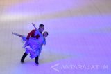 Dua orang seniman berseluncur di atas hamparan es ketika menampilkan drama musikal 'Icetraction' di Wahana Ice Skating Grand City Surabaya, Jawa Timur, Minggu (2/7). Drama musikal bertemakan 'The Prince' tersebut untuk menghibur pengunjung dalam mengisi liburan yang bermain di wahana bermedia es. Antara Jatim/M Risyal Hidayat/zk/17