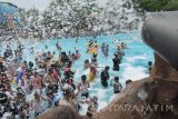 Pengunjung bermain busa di objek wisata air Suncity Water & Theme Park, Madiun, Jawa Timur, Minggu (2/7). Sejumlah warga memanfaatkan hari terakhir libur panjang Lebaran 2017 dengan mengunjungi tempat wisata tersebut. Antara Jatim/Foto/Siswowidodo/zk/17