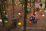 Pengunjung menikmati liburan di hutan Pinus Songgon Desa Sumberbuluh, Songgon, Banyuwangi, Jawa Timur, Sabtu (1/7). Sejumlah warga menghabiskan sisa waktu libur Lebaran dengan mengunjungi tempat wisata. Antara Jatim/Seno/zk/17.