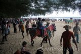 Wisatawan memadati tempat wisata Pantai Lombeng, Batang-batang,  Sumenep, Madura, Jawa Timur,  Minggu (2/7). Pantai Lombeng banyak dikunjungi wisatawan dari berbagai daerah untuk menikmati libur lebaran dan menjadi salah satu daya tarik wisata kota semenep. Antara Jatim/Umarul Faruq/zk/17
