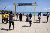 Wisatawan memadati tempat wisata Pantai Sembilan, Pulau Gili Genting, Sumenep, Madura, Jawa Timur, Sabtu (1/7). Pantai sembilan mulai dikunjungi wisatawan dari berbagai daerah untuk menikmati libur lebaran dan menjadi salah satu daya tarik wisata kota semenep yang mulai terkenal. Antara Jatim/Umarul Faruq/zk/17