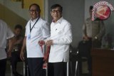 Menteri Hukum dan HAM Yasonna Laoly (kanan) bersiap menjalani pemeriksaan di gedung KPK, Jakarta, Senin (3/7). Mantan anggota Komisi II DPR itu memenuhi panggilan KPK untuk diperiksa sebagai saksi dalam kasus dugaan korupsi proyek pengadaan e-KTP dengan tersangka Andi Agustinus alias Andi Narogong. ANTARA FOTO/Hafidz Mubarak A/wdy/17