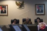 Kepala Staf Kepresidenan RI Teten Masduki (tengah) bersama Menteri Kesehatan Nila F. Moeloek (kanan) dan CEO Femina Group Svida Alisjahbana memberi keterangan pers tentang Lomba Masak Ikan Nusantara dalam rangka perayaan 72 tahun kemerdekaan RI di Kantor Staf Presiden, Jakarta, Senin (3/7). Lomba Masak Ikan Nusantara terbuka untuk umum dan pemenang lomba nantinya mendapat kesempatan workshop dan memasak untuk Presiden Joko Widodo dalam rangkaian Perayaan 17 Agustus 2017. ANTARA FOTO/Rosa Panggabean/wdy/17.