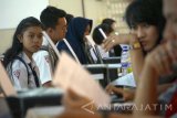 Petugas melayani registrasi pendaftaran peserta didik baru (PPDB) sistem online di SMKN 1 Boyolangu, Tulungagung, Jawa Timur, Senin (3/7). Pendaftaran siswa baru secara online (daring) jenjang SMA/SMK diikuti bertujuan untuk mempermudah mekanisme penjaringan peserta didik, transparasi serta menghindari kecurangan. Antara Jatim/Destyan Sujarwoko/zk/17