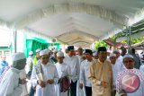 Bupati Tanah Laut, Kalimantan Selatan H. Bambang Alamsyah menghadiri Haul Syekh Muhammad Arsyad Al Banjari ke-211, di Martapura, Sabtu (1/7). Foto:Antaranews Kalsel/Arianto/G.