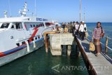 Penumpang turun dari kapal cepat Bahari Express 9C dalam program mudik dan balik gratis di Pelabuhan Raas, Sumenep, Jawa Timur, Selasa (4/7). Sejumlah penumpang memanfaatkan arus balik gratis menggunakan kapal cepat rute Jangkar, Situbondo - Raas, Sumenep dengan waktu tempuh 1,5 - 2  jam perjalanan laut yang lebih cepat dari kapal feri. Antara Jatim/Seno/zk/17.