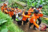 Tim gabungan dari SAR, Polisi, TNI, dan relawan melakukan proses evakuasi serpihan helikopter Basarnas yang mengalami kecelakaan di gunung Butak Desa Canggal, Candiroto,Temanggung, Jateng, Rabu (5/7). Serpihan helikopter Basarnas jenis Dauphin HR-3602 tersebut selanjutnya di bawa ke markas Basarnas Jawa Tengah di Semarang. ANTARA FOTO/Anis Efizudin/wdy/17.