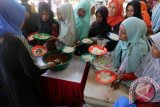 Warga antre untuk mendapatkan makanan tradisional kuah beulangong (kari) daging sapi pada kenduri raya (kenduri rakyat) pelantikan Gubernur/Wakil Gubernur Aceh Irwandi Yusuf dan Nova Iriansyah di Taman Sulthanah Ratu Safiatuddin, Banda Aceh, Aceh, Rabu (5/7/2017). Kenduri yang dihadiri ribuan masyarakat, relawan serta tim pemenangan dari 23 kabupaten/kota di Provinsi Aceh itu digelar untuk menampung keinginan warga menyaksikan pelantikan gubernur terpilih oleh Mendagri Thahjo Kumolo. (ANTARA FOTO/Irwansyah Putra)