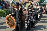 Warga memikul replika kayu jati saat mengikuti tradisi Sesaji Rewanda di Gunungpati, Semarang, Jawa Tengah, Rabu (5/7). Tradisi yang digelar pada setiap bulan Syawal setelah lebaran tersebut untuk mengenang kisah napak tilas Sunan Kalijaga saat mencari kayu jati yang akan digunakan untuk pembangunan Masjid Agung Demak. ANTARA FOTO/R. Rekotomo/Spt/17.