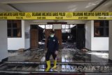 Seorang petugas Laboratorium Forensik (Labfor) Mabes Polri cabang Surabaya keluar dari gedung kantor Dinas Perindustrian dan Perdagangan (Disperindag) Jawa Timur, Surabaya, Kamis (6/7). Kantor Disperindag yang terbakar sekitar pukul 05.00 WIB yang menghabiskan ruangan lantai dua dan atap gedung tersebut masih diperiksa penyebab terjadinya kebakaran. Antara Jatim/M Risyal Hidayat/zk/17