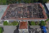 Foto aerial atap gedung yang terbakar dari kantor Dinas Perindustrian dan Perdagangan (Disperindag) Jawa Timur, Surabaya, Kamis (6/7). Kantor Disperindag yang terbakar sekitar pukul 05.00 WIB yang menghabiskan ruangan lantai dua dan atap gedung tersebut masih diperiksa penyebab terjadinya kebakaran. Antara Jatim/M Risyal Hidayat/zk/17