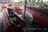 Petugas melakukan penyegelan tutup tangki truk BBM usai pengisian Bahan Bakar Minyak (BBM) di Terminal Bahan Bakar Minyak (TBBM) Surabaya Grup, Tanjung Perak, Surabaya, Jawa Timur, Rabu (5/7). Konsumsi BBM pada H-7 sampai H+7 Lebaran 2017 di wilayah kerja PT Pertamina (Persero) Marketing Operation Region (MOR) V yang meliputi Jawa Timur, Bali, NTB dan NTT untuk gasoline (Premium, Pertamax, Pertamax Turbo dan Pertalite) mengalami kenaikan sekitar 17 persen diatas konsumsi normal sedang untuk gasoil (Solar, Pertamina Dex dan Dexlite) mengalami penurunan hingga 28 persen. Antara jatim/Didik Suhartono/zk/17