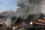 Petugas berusaha memadamkan gudang yang terbakar di Pesapen Kali, Surabaya, Jawa Timur, Kamis (6/7). Sebanyak 15 mobil pemadam kebakaran dikerahkan untuk memadamkan kebakaran yang meludeskan gudang alat-alat olahraga tersebut. Antara Jatim/Didik Suhartono/zk/17